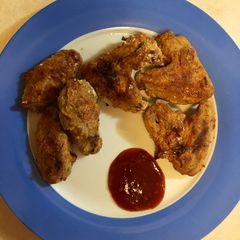 A picture of CHICKEN WINGS 😋😋😋.