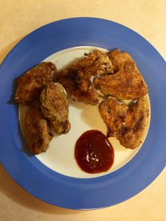 A picture of CHICKEN WINGS 😋😋😋.