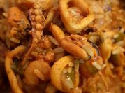 Una foto de cazuela de mariscos