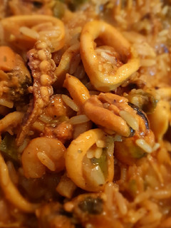 Una foto de Cazuela de mariscos con arroz
