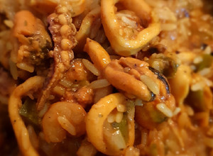Una foto de Cazuela de mariscos con arroz
