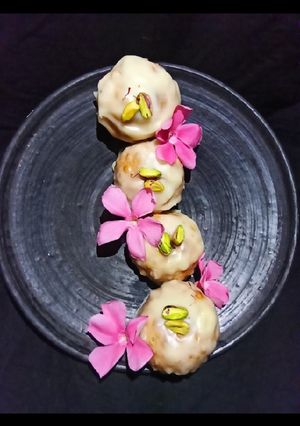 રોઝ પિસ્તા,તજ ઘારી (Rose Petals Pista and Cinnamon Ghari Recipe In Gujarati) રેસીપી મુખ્ય ફોટો