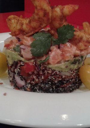 Una foto de Ensalada tibia de Quinoa, Salmón y palta