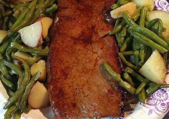 How to Prepare Perfect Top Round Steak with Green Beans and Potatoes