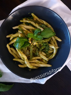 Foto di Maccheroni al ferretto di farro con asparagi e pinoli