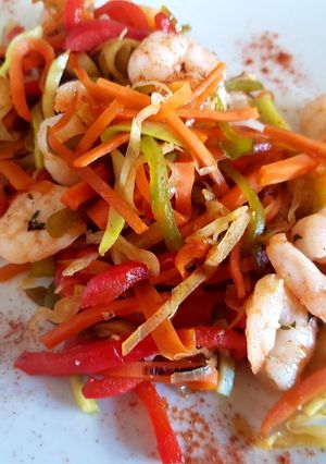 Una foto de Camarones con vegetales salteados al wok. #paraprincipiantes