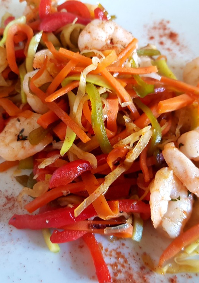 Una foto de Camarones con vegetales salteados al wok. #paraprincipiantes