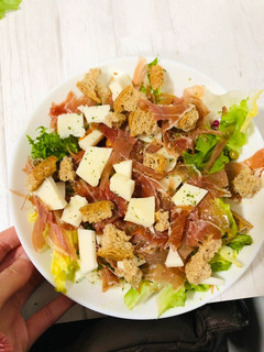 Una foto de Ensalada de jamón