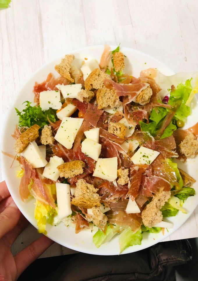 Una foto de Ensalada de jamón