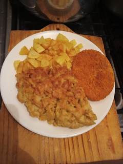 Una foto de Tortilla de fideos con papas frita y hamburguesas