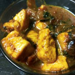 A picture of Roasted tomato and methi panner.
