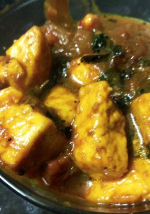 A picture of Roasted tomato and methi panner.