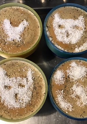 Une photo de Crèmes aux œufs café noix de coco et éclats de café