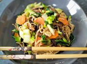 Una foto de wok de shiitake con verdura