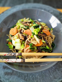 Una foto de Noodles con shiitake, pak choi y salsa yakisoba