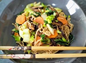 Una foto de Noodles con shiitake, pak choi y salsa yakisoba