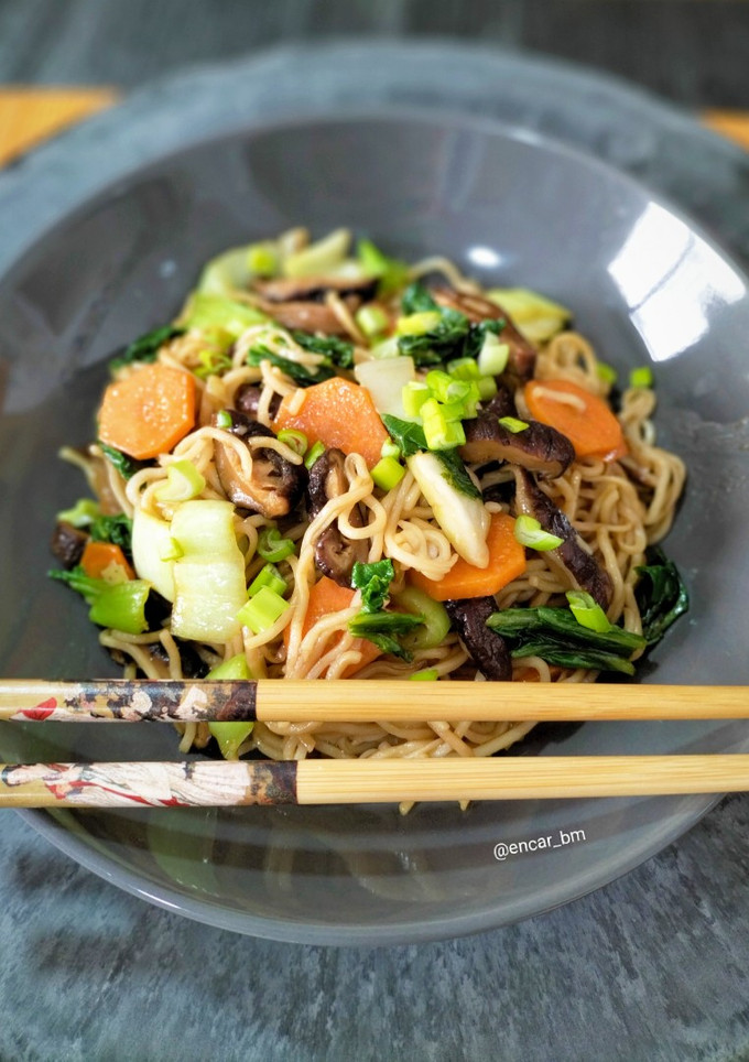 Una foto de Noodles con shiitake, pak choi y salsa yakisoba