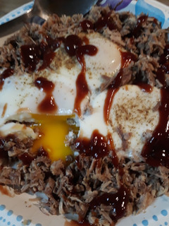 A picture of Peppered Pulled Pork and Eggs.