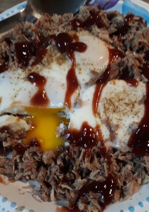 A picture of Peppered Pulled Pork and Eggs.