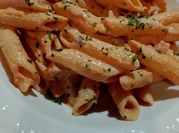 Una foto di pasta con la panna e macinato