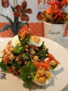 Φωτογραφία της συνταγής Σαλάτα 🥗 με κινόα, ρεβίθια και αυγό 🥚της Έλενας