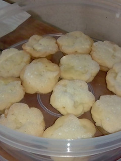 A picture of Mini mixed nuts butter biscuit pies.