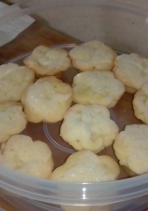 A picture of Mini mixed nuts butter biscuit pies.