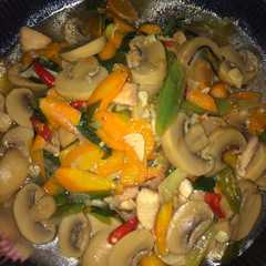 รูปของ Ayam cah jamur pedas