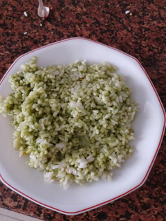 Una foto de Arroz con picada de perejil y frutos secos