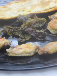 Una foto de Alitas con pimientos de Padrón al grill doble