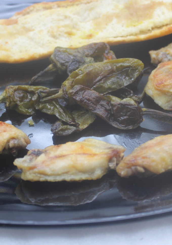 Una foto de Alitas con pimientos de Padrón al grill doble