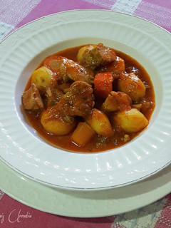 Una foto de Pollo en salsa tandoori con patatas baby y zanahorias