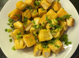 Hình của món Đậu tẩm hành (không ăn được hành sống).