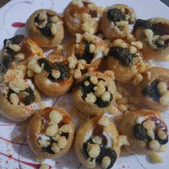 A picture of Dahi batata Puri.