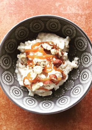 Une photo de Riz au lait cremeux à la vanille, caramel et noisette