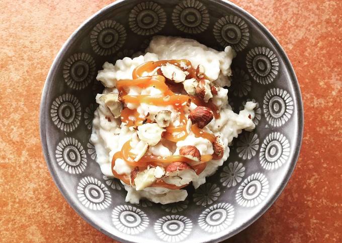 Riz au lait cremeux à la vanille, caramel et noisette