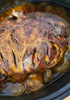 Egészben sült birkacomb, sörös hagymaágyon recept fotója