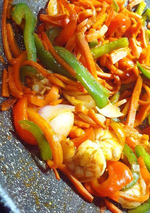 Une photo de Sauté de crevettes aux légumes !