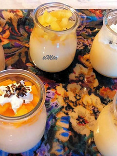 Una foto de Vasitos de crema de limón y fruta