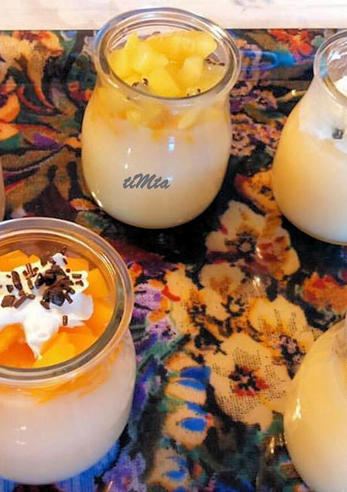 Una foto de Vasitos de crema de limón y fruta