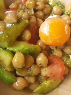 Una foto de Ensalada de garbanzos bio con verduras y huevo mollet