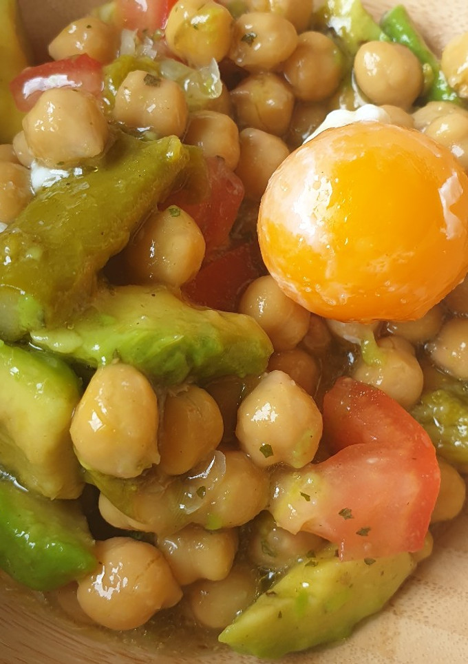 Una foto de Ensalada de garbanzos bio con verduras y huevo mollet