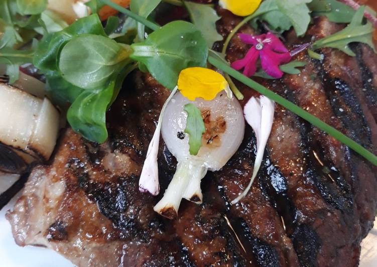 Solomillo a la brasa con ensalada de brotes tiernos