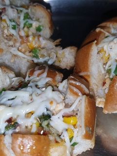 સ્ટફ્ડ પીઝા બર્ન (Stuffed Pizza Bun Recipe In Gujarati) રેસીપી મુખ્ય ફોટો