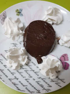 Una foto de Una gelatina de chocolate light con nata