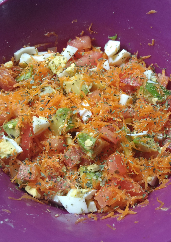 Una foto de Ensalada de 🥑🥕🍅🥚