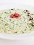 Risotto con crema di gorgonzola, zucchine e speck croccante