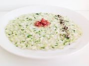 Una foto di basilico risotto