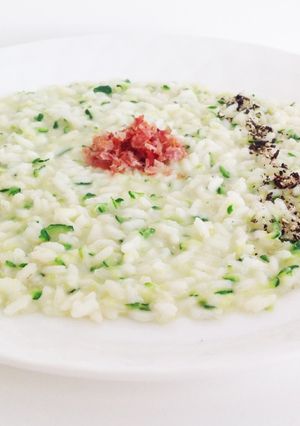 Foto di Risotto con crema di gorgonzola, zucchine e speck croccante