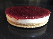 Una foto de tarta con mermelada de fresa